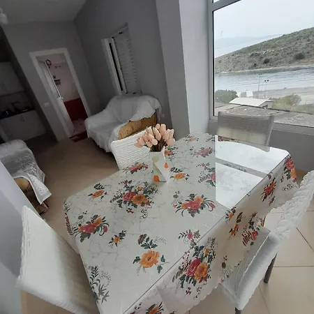 Iris Apartment *